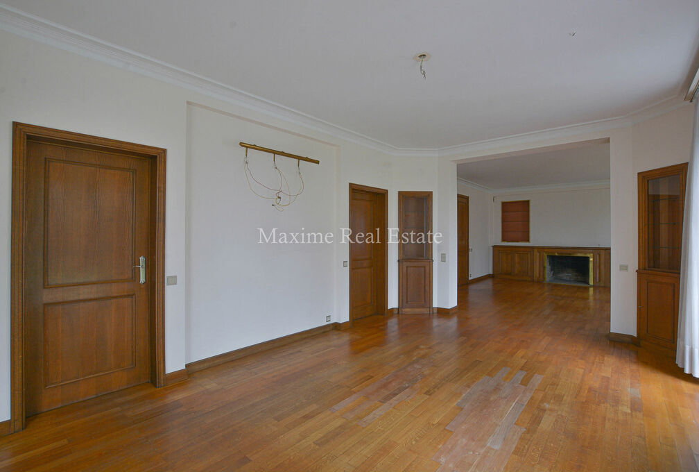 Maxime Real Estate vous propose cette superbe villa située dans un cadre exceptionnel.

Sise dans un clos très calme à proximité de Stockel et toutes les facilités (métro, commerces, écoles, ...).

Cette charmante villa de +/-381m² (selon PEB) con