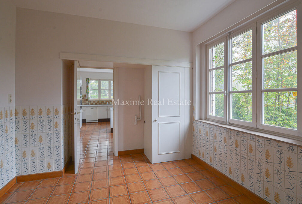 Maxime Real Estate vous propose cette superbe villa située dans un cadre exceptionnel.

Sise dans un clos très calme à proximité de Stockel et toutes les facilités (métro, commerces, écoles, ...).

Cette charmante villa de +/-381m² (selon PEB) con