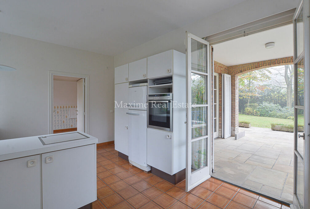 Maxime Real Estate vous propose cette superbe villa située dans un cadre exceptionnel.

Sise dans un clos très calme à proximité de Stockel et toutes les facilités (métro, commerces, écoles, ...).

Cette charmante villa de +/-381m² (selon PEB) con