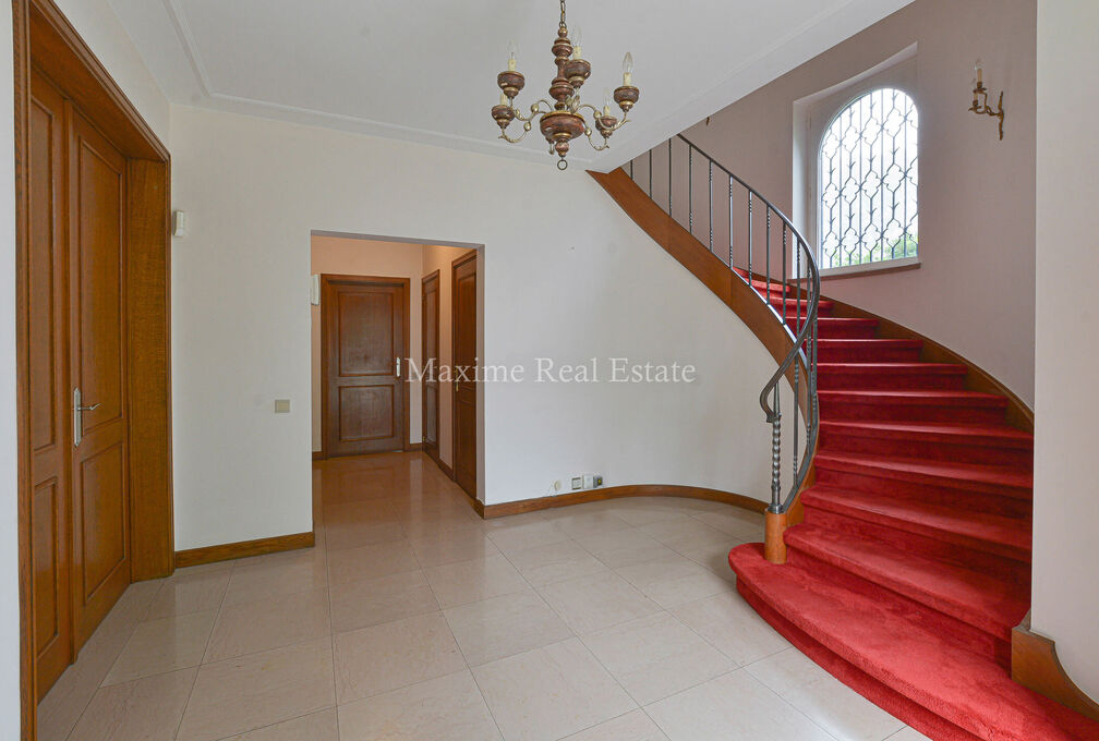 Maxime Real Estate vous propose cette superbe villa située dans un cadre exceptionnel.

Sise dans un clos très calme à proximité de Stockel et toutes les facilités (métro, commerces, écoles, ...).

Cette charmante villa de +/-381m² (selon PEB) con