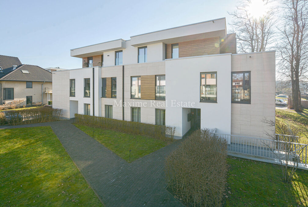 Dit energiezuinig appartement (2018) +/- 86m² werd gebouwd met een zeer goede energieprestaties (PEB A) en is samengesteld als volgt:
inkomhal, apart toilet, woonkamer uitgevend op een mooi terras en tuin (voor exclusief en privé gebruik) ZUID-WEST, vol