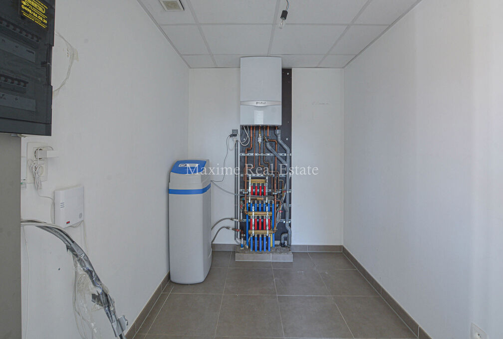 Dit energiezuinig appartement (2018) +/- 86m² werd gebouwd met een zeer goede energieprestaties (PEB A) en is samengesteld als volgt:
inkomhal, apart toilet, woonkamer uitgevend op een mooi terras en tuin (voor exclusief en privé gebruik) ZUID-WEST, vol