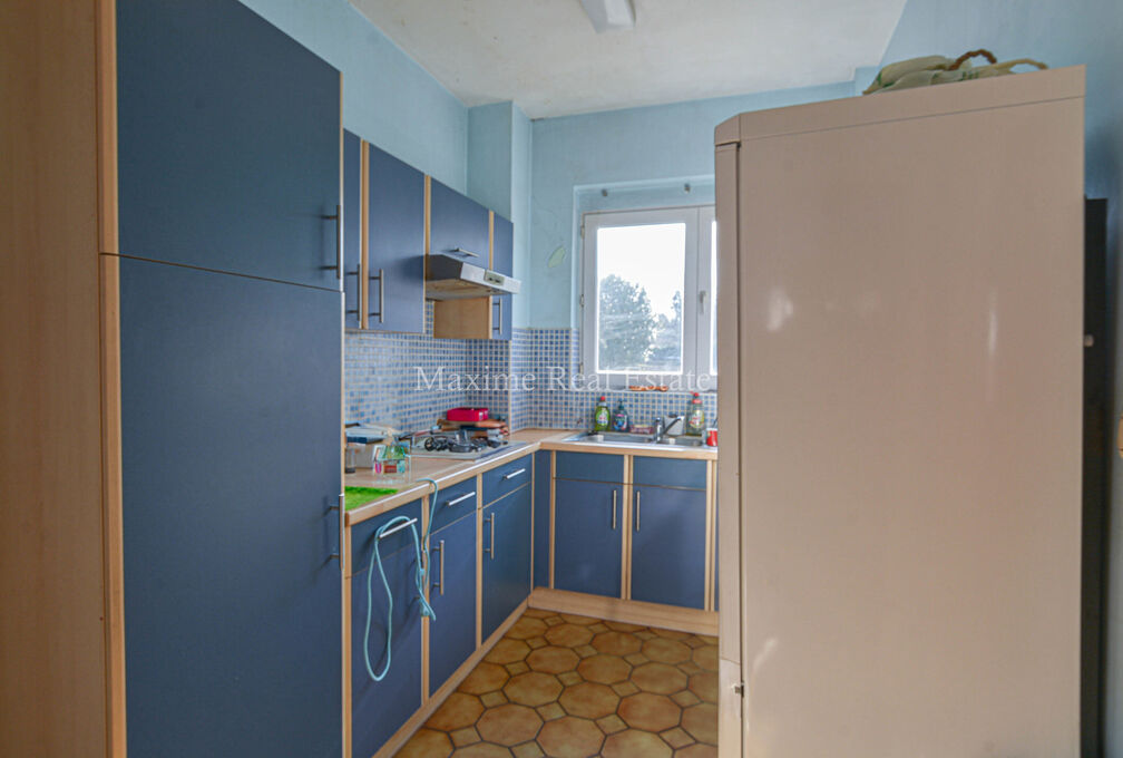 Maxime Real Estate presents you a house with nice potential.

Located in a quiet street near important crossroads, supermarkets, schools, public transport,...

This to be renovated house+/-146m² (according to PEB) was built in 1964 on a plot of 1a90ca an