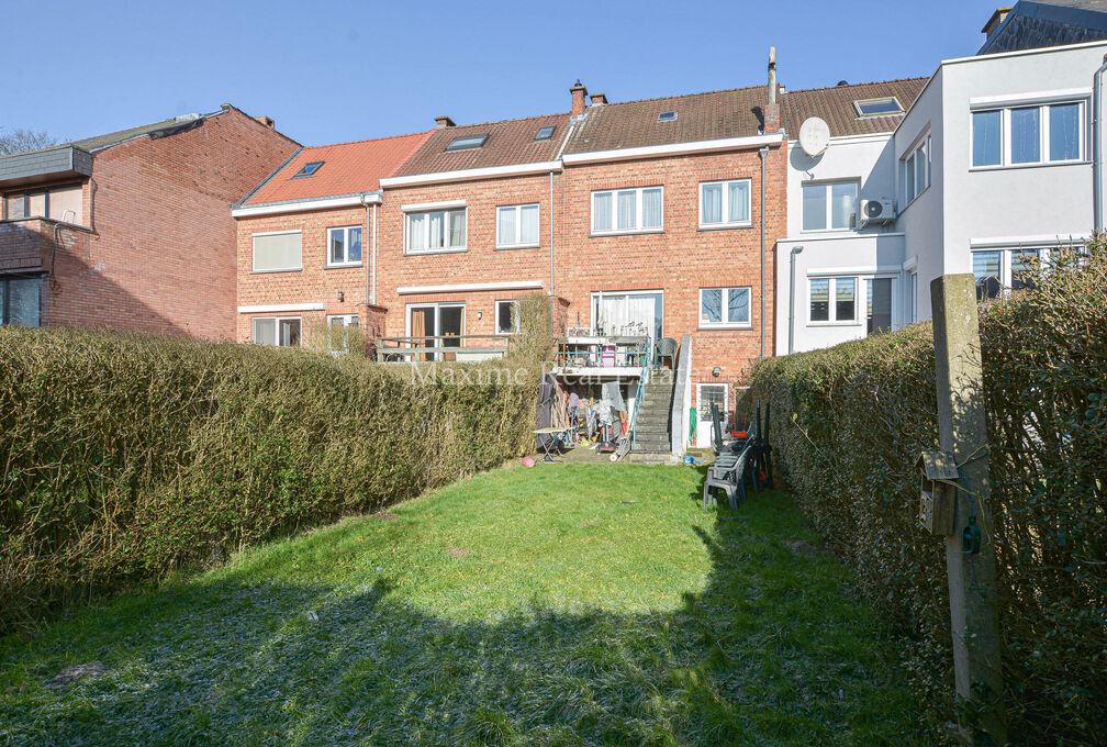 Maxime Real Estate stelt u een rij-woning met mooi potentieel voor.

Gelegen in een rustige straat nabij belangrijke invalswegen, supermarkten, scholen, openbaar vervoer,...

Deze te renoveren woning +/-146m² (volgens EPC) is gebouwd in 1964 op een perce