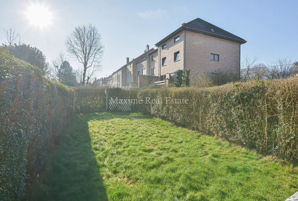 Maxime Real Estate stelt u een rij-woning met mooi potentieel voor.

Gelegen in een rustige straat nabij belangrijke invalswegen, supermarkten, scholen, openbaar vervoer,...

Deze te renoveren woning +/-146m² (volgens EPC) is gebouwd in 1964 op een perce