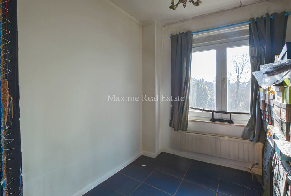 Maxime Real Estate stelt u een rij-woning met mooi potentieel voor.

Gelegen in een rustige straat nabij belangrijke invalswegen, supermarkten, scholen, openbaar vervoer,...

Deze te renoveren woning +/-146m² (volgens EPC) is gebouwd in 1964 op een perce