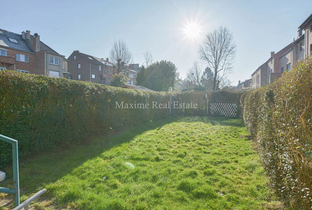 Maxime Real Estate vous propose une maison avec un beau potentiel.

Elle est située dans une rue calme, à proximité des grands-axes, supermarchés, écoles, transports en commun,...

Cette maison à rénover +/-146 m² (selon PEB), a été construite e