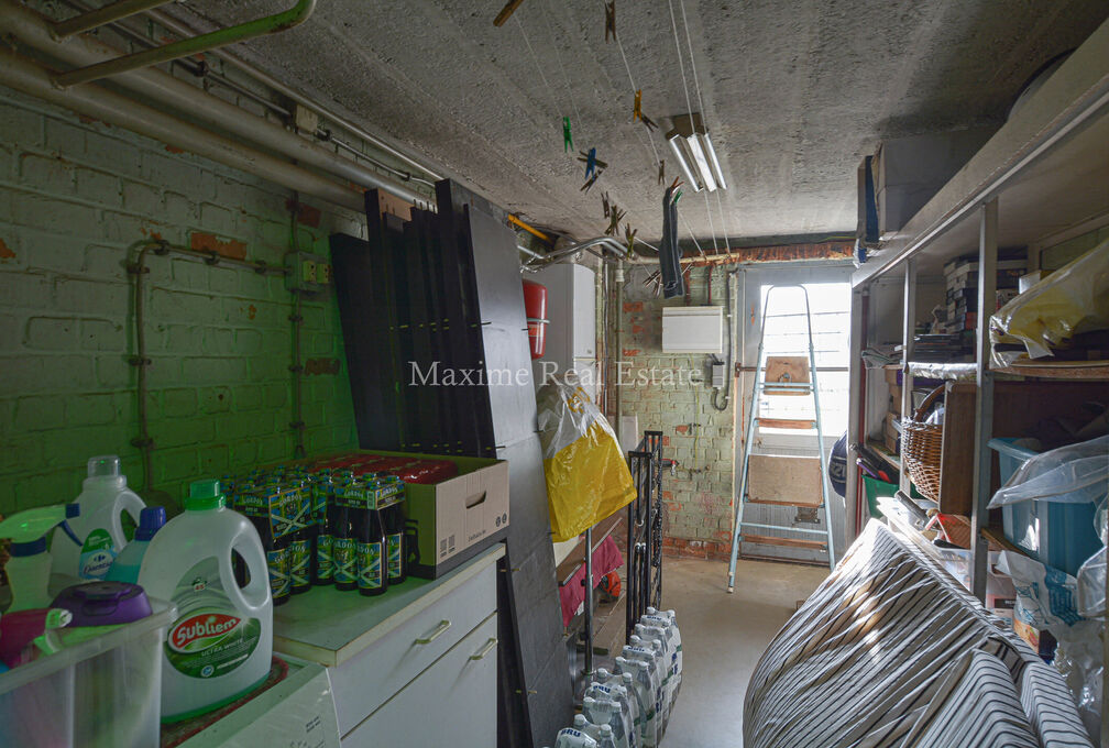 Maxime Real Estate vous propose une maison avec un beau potentiel.

Elle est située dans une rue calme, à proximité des grands-axes, supermarchés, écoles, transports en commun,...

Cette maison à rénover +/-146 m² (selon PEB), a été construite e